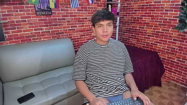 Snapshot of Thiago_Kozak chatting on June 29, 1:22 pm Thiago Kozak online show from June 29, 1:22 pm
