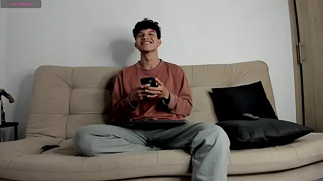 2Amateur Guys online show from October 13, 11:27 pm