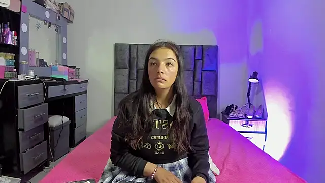 Esmeraldaa- online show from December 17, 5:24 am