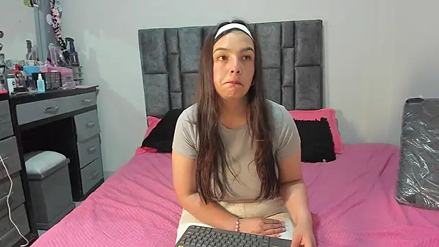 Snapshot of Esmeraldaa- chatting on May 19, 5:36 am Esmeraldaa- online show from May 19, 5:36 am