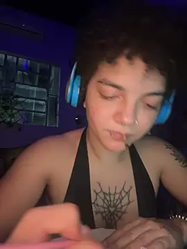 Snapshot of CamillyBlum chatting on May 5, 2:52 am CamillyBlum online show from May 5, 2:52 am