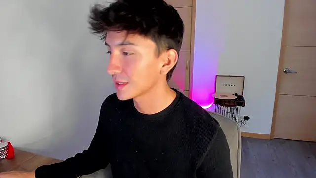 Snapshot of sweettaaron01 chatting on October 2, 5:53 pm sweettaaron01 online show from October 2, 5:53 pm