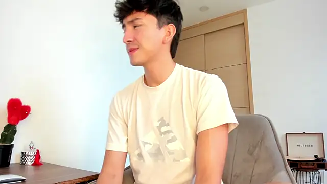 Snapshot of sweettaaron01 chatting on October 4, 5:44 pm sweettaaron01 online show from October 4, 5:44 pm