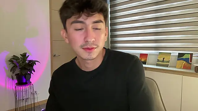 Snapshot of sweettaaron01 chatting on October 8, 6:27 pm sweettaaron01 online show from October 8, 6:27 pm