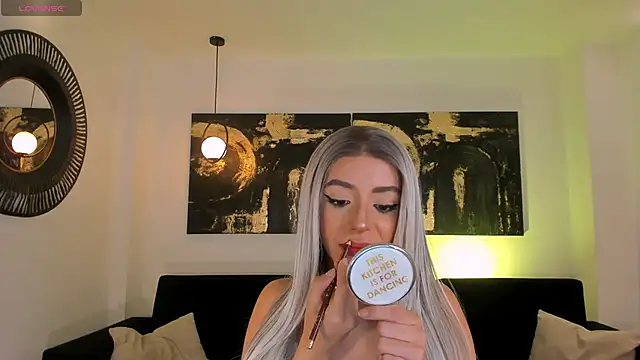 Snapshot of IsabellaMoreau chatting on December 17, 8:37 pm IsabellaMoreau online show from December 17, 8:37 pm