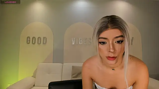 Snapshot of IsabellaMoreau chatting on December 19, 8:16 pm IsabellaMoreau online show from December 19, 8:16 pm