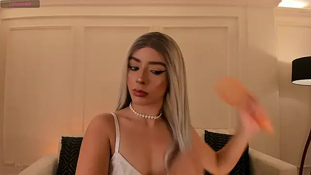 Snapshot of IsabellaMoreau chatting on December 22, 7:22 pm IsabellaMoreau online show from December 22, 7:22 pm