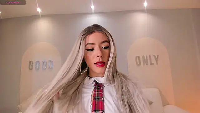 Snapshot of IsabellaMoreau chatting on January 6, 7:39 pm IsabellaMoreau online show from January 6, 7:39 pm