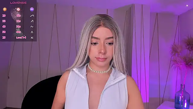 Snapshot of IsabellaMoreau chatting on February 1, 6:17 pm IsabellaMoreau online show from February 1, 6:17 pm