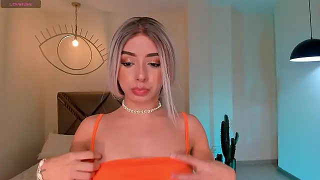 Snapshot of IsabellaMoreau chatting on February 6, 7:28 pm IsabellaMoreau online show from February 6, 7:28 pm