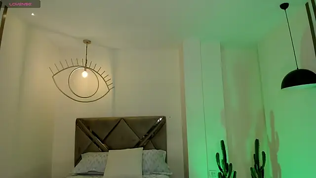 Snapshot of IsabellaMoreau chatting on February 21, 7:48 pm IsabellaMoreau online show from February 21, 7:48 pm