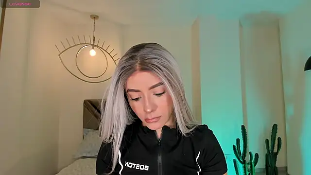 Snapshot of IsabellaMoreau chatting on February 23, 7:11 pm IsabellaMoreau online show from February 23, 7:11 pm