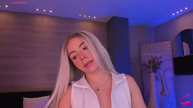 Snapshot of IsabellaMoreau chatting on March 4, 8:37 pm IsabellaMoreau online show from March 4, 8:37 pm