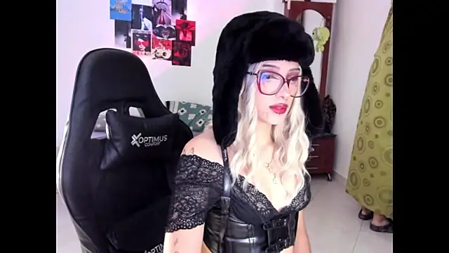 Snapshot of Oliver_and_kalypso chatting on October 25, 2:52 am Oliver and kalypso online show from October 25, 2:52 am