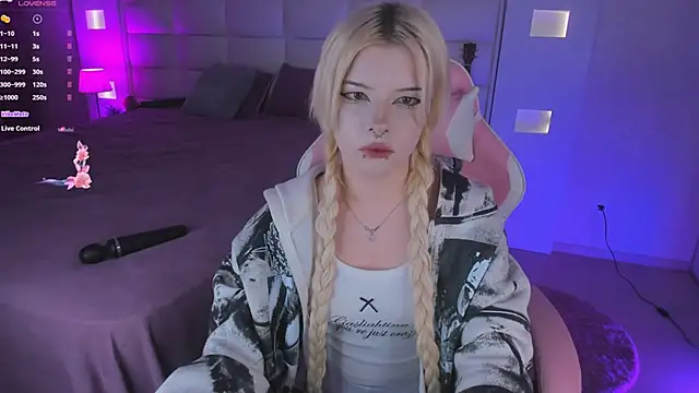 Snapshot of Cuddly_Kitten chatting on September 24, 10:24 pm Cuddly Kitten online show from September 24, 10:24 pm