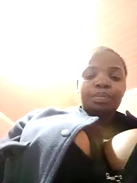 Snapshot of ShySexyBaddiexx chatting on February 12, 2:17 am ShySexyBaddiexx online show from February 12, 2:17 am