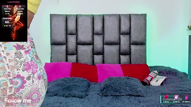 Snapshot of miaroberts69 chatting on October 8, 11:57 pm miaroberts69 online show from October 8, 11:57 pm