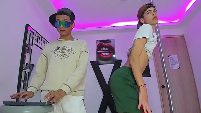 Snapshot of TWINKS_FRIENDS chatting on October 15, 7:08 am TWINKS FRIENDS online show from October 15, 7:08 am