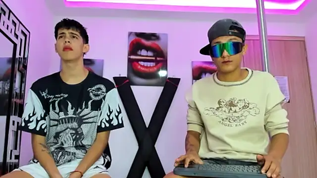 Snapshot of TWINKS_FRIENDS chatting on October 22, 7:19 am TWINKS FRIENDS online show from October 22, 7:19 am