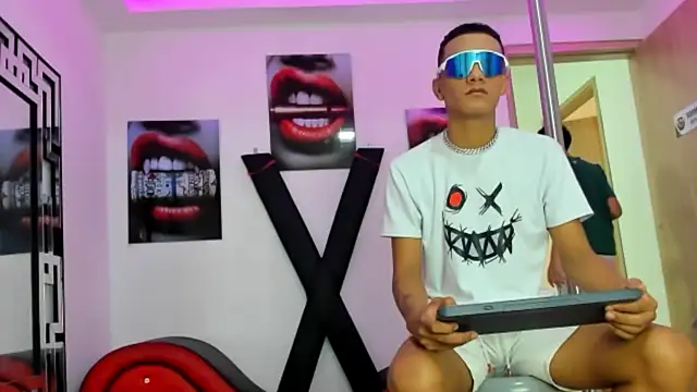 Snapshot of TWINKS_FRIENDS chatting on October 31, 7:20 am TWINKS FRIENDS online show from October 31, 7:20 am