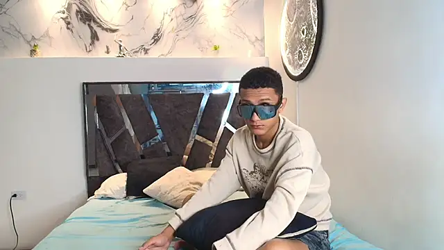 Snapshot of TWINKS_FRIENDS chatting on November 11, 7:41 am TWINKS FRIENDS online show from November 11, 7:41 am