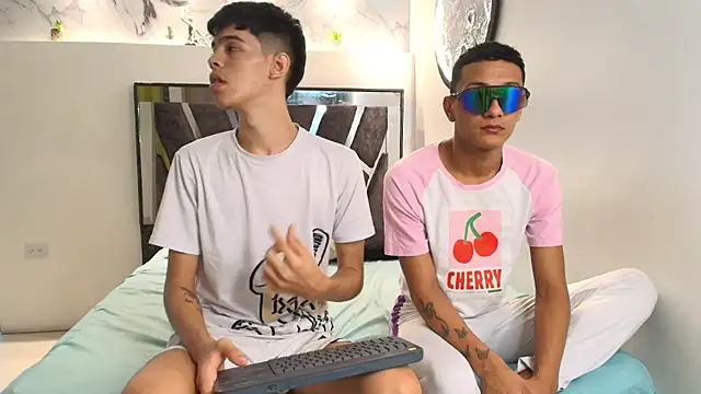 Snapshot of TWINKS_FRIENDS chatting on November 12, 7:31 am TWINKS FRIENDS online show from November 12, 7:31 am