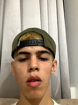 Snapshot of TWINKS_FRIENDS chatting on November 22, 1:15 am TWINKS FRIENDS online show from November 22, 1:15 am