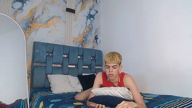 Snapshot of TWINKS_FRIENDS chatting on December 22, 1:30 pm TWINKS FRIENDS online show from December 22, 1:30 pm