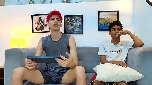 Snapshot of TWINKS_FRIENDS chatting on May 14, 1:18 pm TWINKS FRIENDS online show from May 14, 1:18 pm