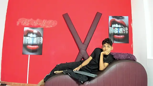 Snapshot of TWINKS_FRIENDS chatting on June 10, 1:21 pm TWINKS FRIENDS online show from June 10, 1:21 pm