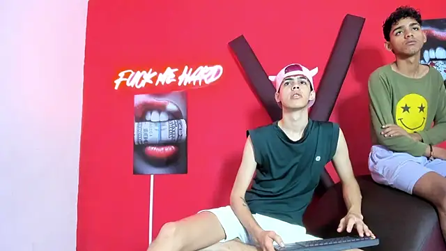 Snapshot of TWINKS_FRIENDS chatting on June 15, 1:24 pm TWINKS FRIENDS online show from June 15, 1:24 pm
