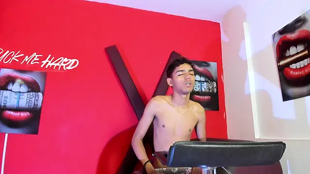 Snapshot of TWINKS_FRIENDS chatting on June 18, 1:26 pm TWINKS FRIENDS online show from June 18, 1:26 pm