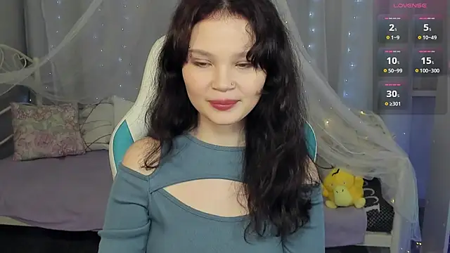 Snapshot of EmilyChaves chatting on April 10, 6:18 am EmilyChaves online show from April 10, 6:18 am
