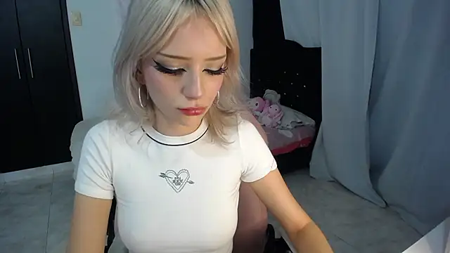 Snapshot of Elizabeth_rose02 chatting on February 9, 3:43 am Elizabeth rose02 online show from February 9, 3:43 am