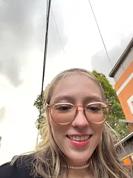 Snapshot of ReenKitty chatting on October 25, 10:04 pm ReenKitty online show from October 25, 10:04 pm