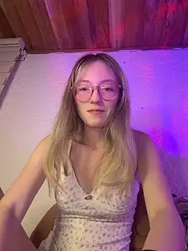 Snapshot of ReenKitty chatting on March 20, 5:23 am ReenKitty online show from March 20, 5:23 am