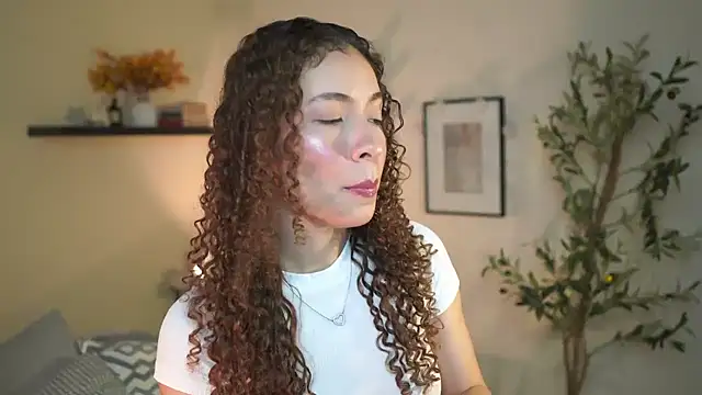 Snapshot of isabella-garcia- chatting on June 18, 2:45 am isabella-garcia- online show from June 18, 2:45 am