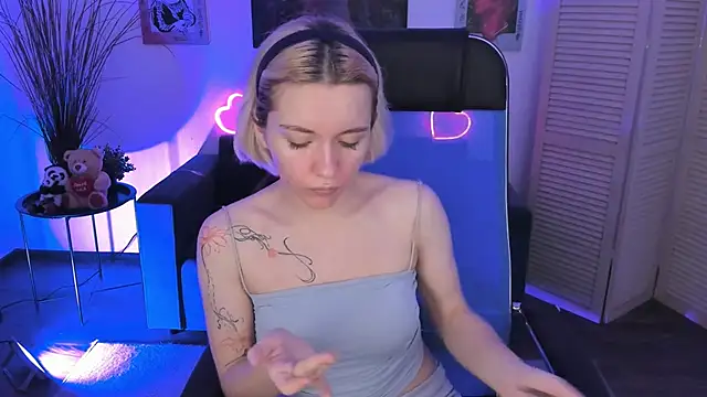 AuroraWrenfield online show from December 1, 4:17 am