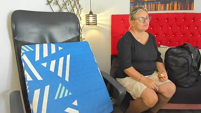 carolinacrus01 online show from October 8, 1:09 pm