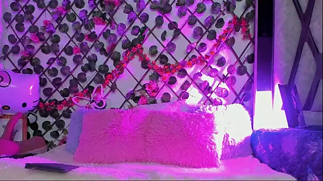 Snapshot of isabel_jaames chatting on April 4, 4:37 pm isabel jaames online show from April 4, 4:37 pm