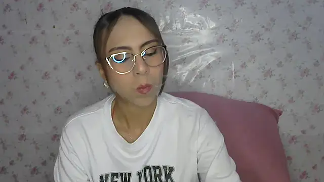 Snapshot of Roselingalvis13 chatting on June 6, 2:05 am Roselingalvis13 online show from June 6, 2:05 am