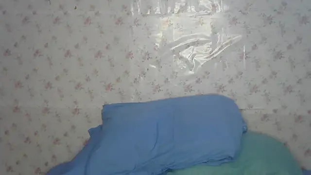 Snapshot of Roselingalvis13 chatting on June 24, 2:21 am Roselingalvis13 online show from June 24, 2:21 am