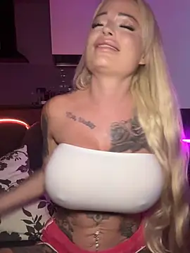 Snapshot of shortybig_official chatting on June 18, 4:02 am shortybig official online show from June 18, 4:02 am