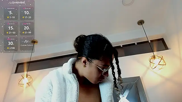 Hanna Cornee  online show from November 26, 1:12 pm