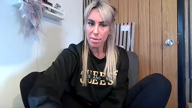 poppyinga1 online show from March 4, 9:37 am