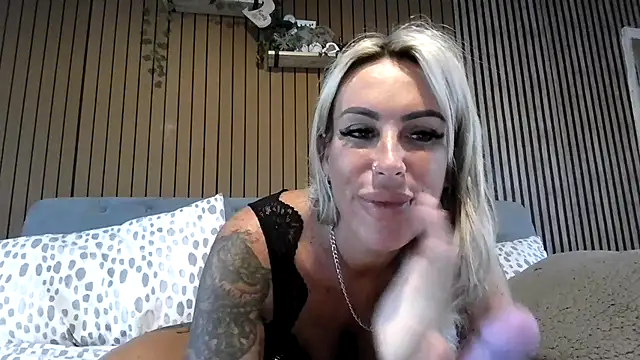 poppyinga1 online show from June 17, 5:10 am