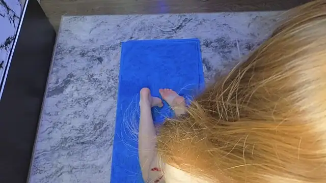 Snapshot of Candy_Flosse chatting on October 29, 8:27 am Candy Flosse online show from October 29, 8:27 am