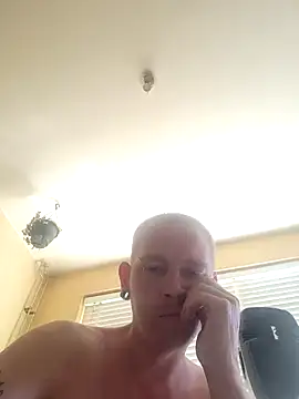 Snapshot of piercingpik chatting on June 25, 9:47 am piercingpik online show from June 25, 9:47 am
