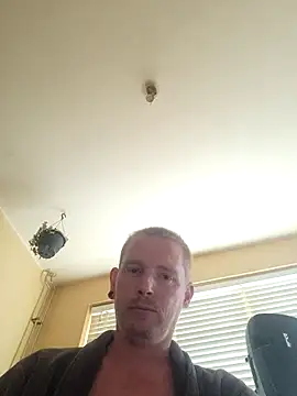 Snapshot of piercingpik chatting on July 8, 2:43 pm piercingpik online show from July 8, 2:43 pm