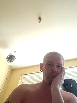 Snapshot of piercingpik chatting on July 13, 10:18 am piercingpik online show from July 13, 10:18 am